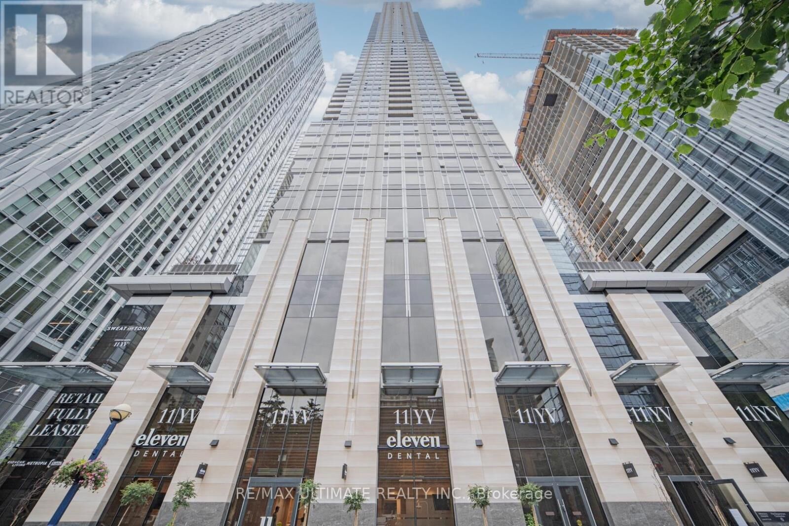 Property Photo:  11 Yorkville Avenue 1902  ON M4W 0B7 