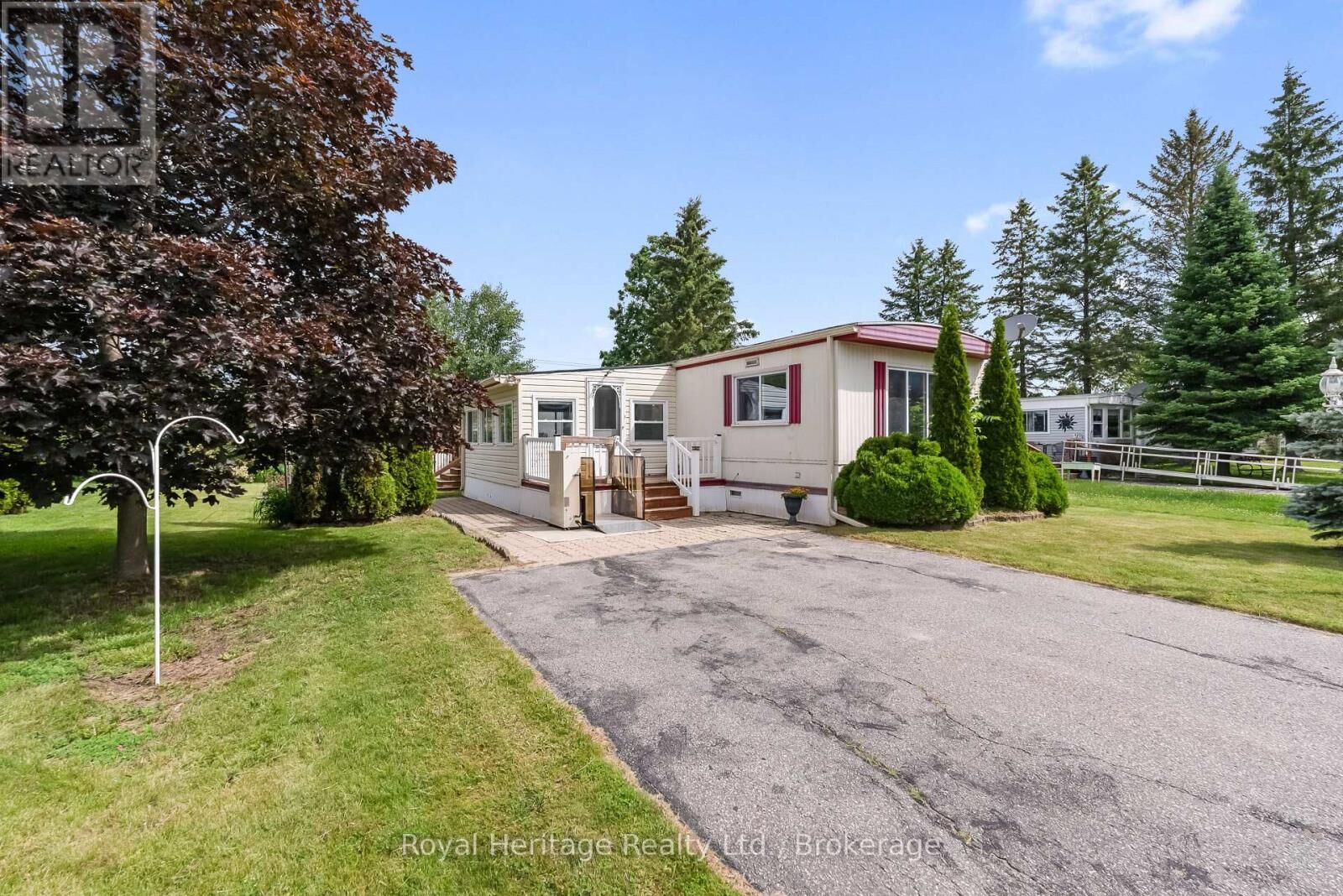 Property Photo:  19 Park Crescent  ON K9V 4R3 