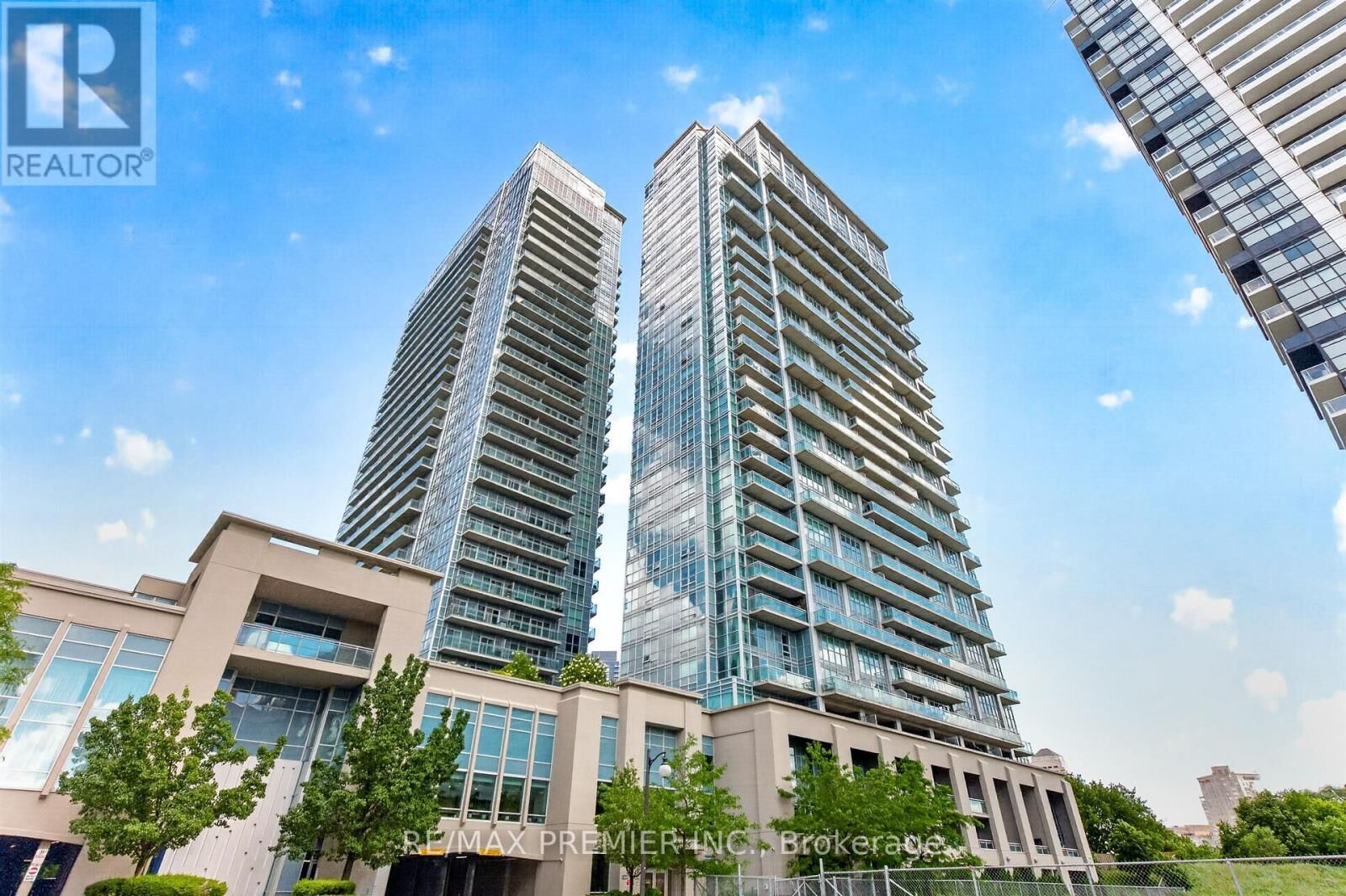 Property Photo:  165 Legion Road North 2133  ON M8Y 0B3 