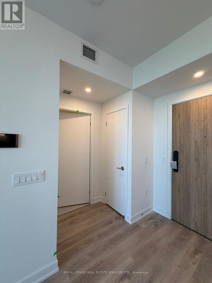 Property Photo: 1 Fairview Road East 3110 ON L5A 4C6