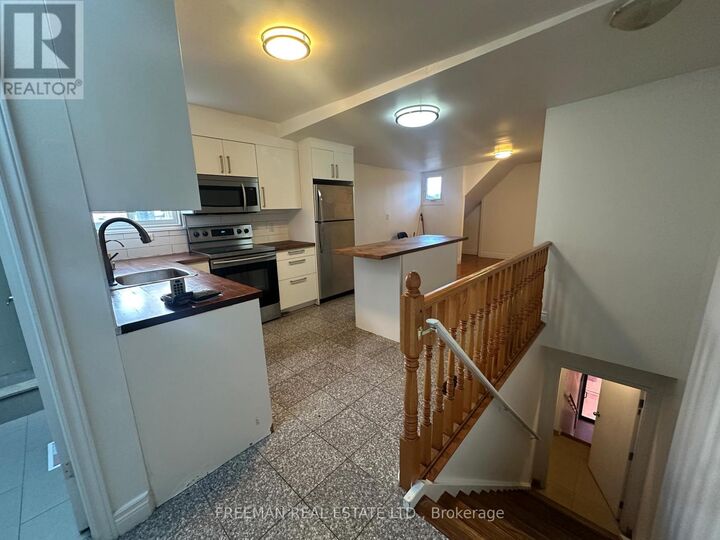 Property Photo:  1022 Gerrard Street East 3rd Fl  ON M4M 1Z5 