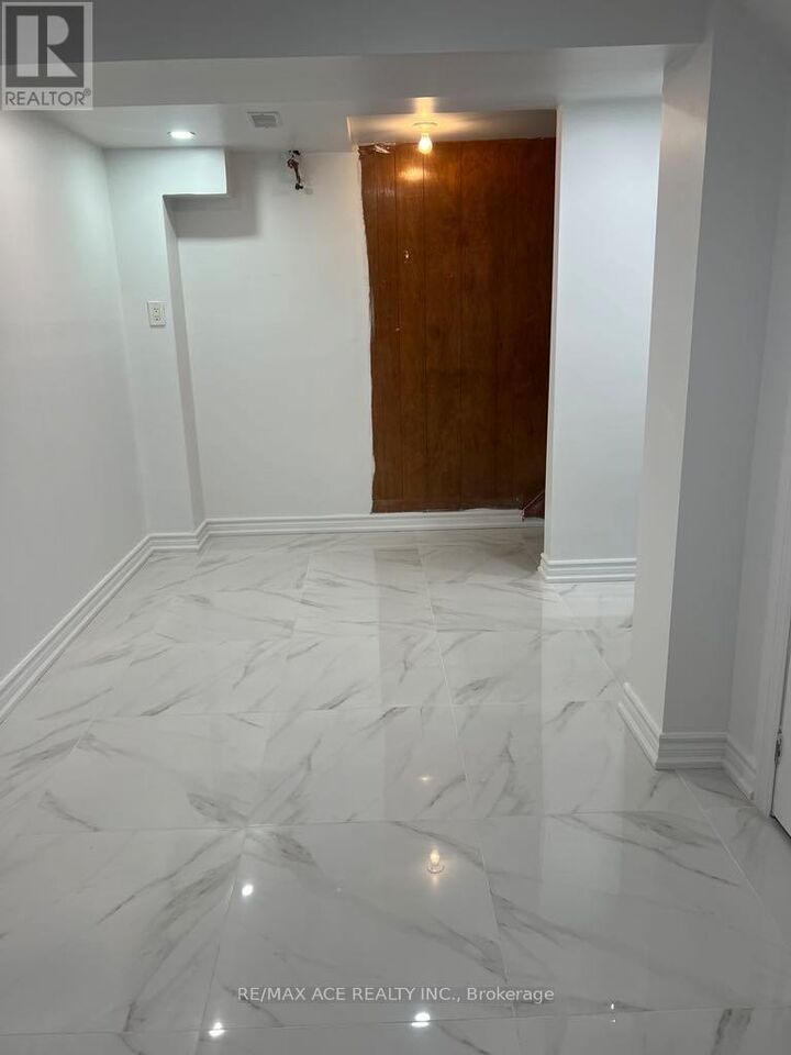 Property Photo:  26 Oakridge Drive Bsmt  ON M1M 2A4 
