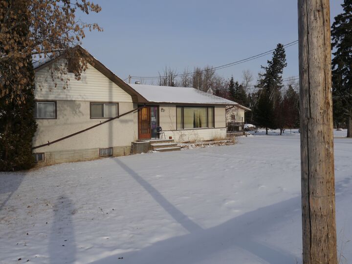 Property Photo:  4907 47th Avenue  AB T7Z 1L7 