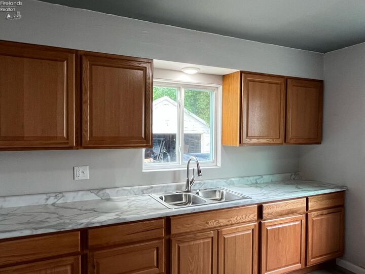Property Photo:  910 W 17th  OH 44052 