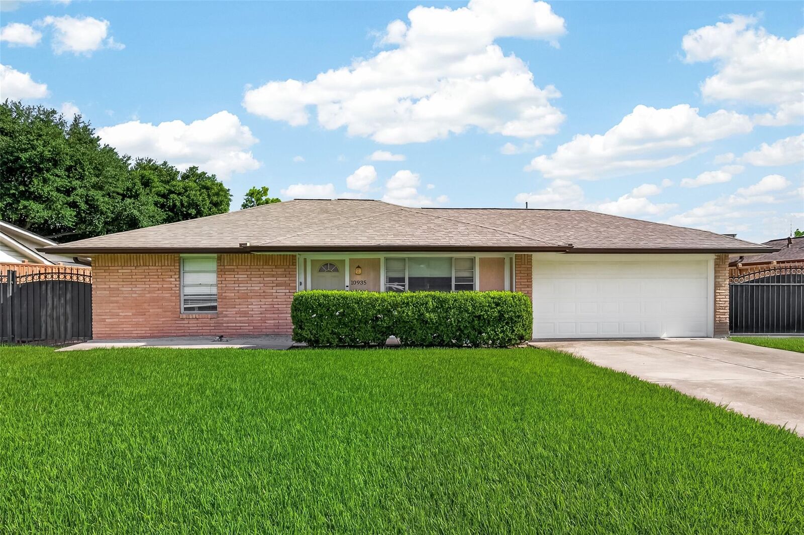 Property Photo: 10935 Timberoak Drive TX 77043