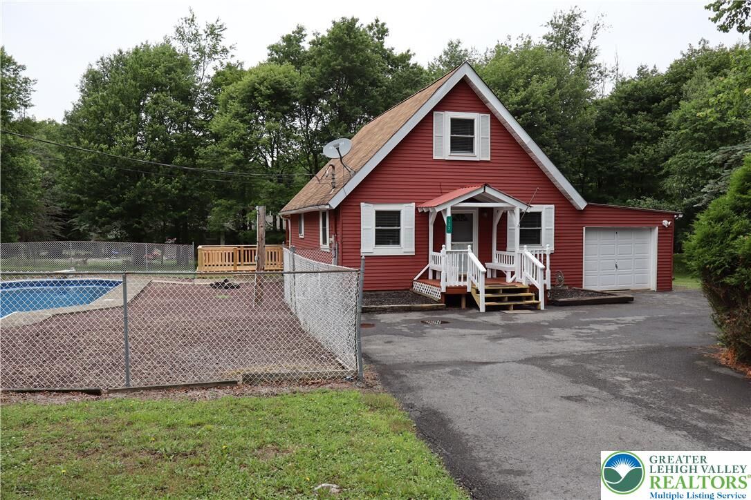Property Photo: 117 Chippewa Trail PA 18210