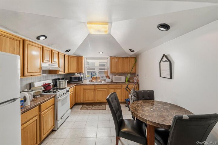 Property Photo:  1716 Fowler Avenue  NY 10462 