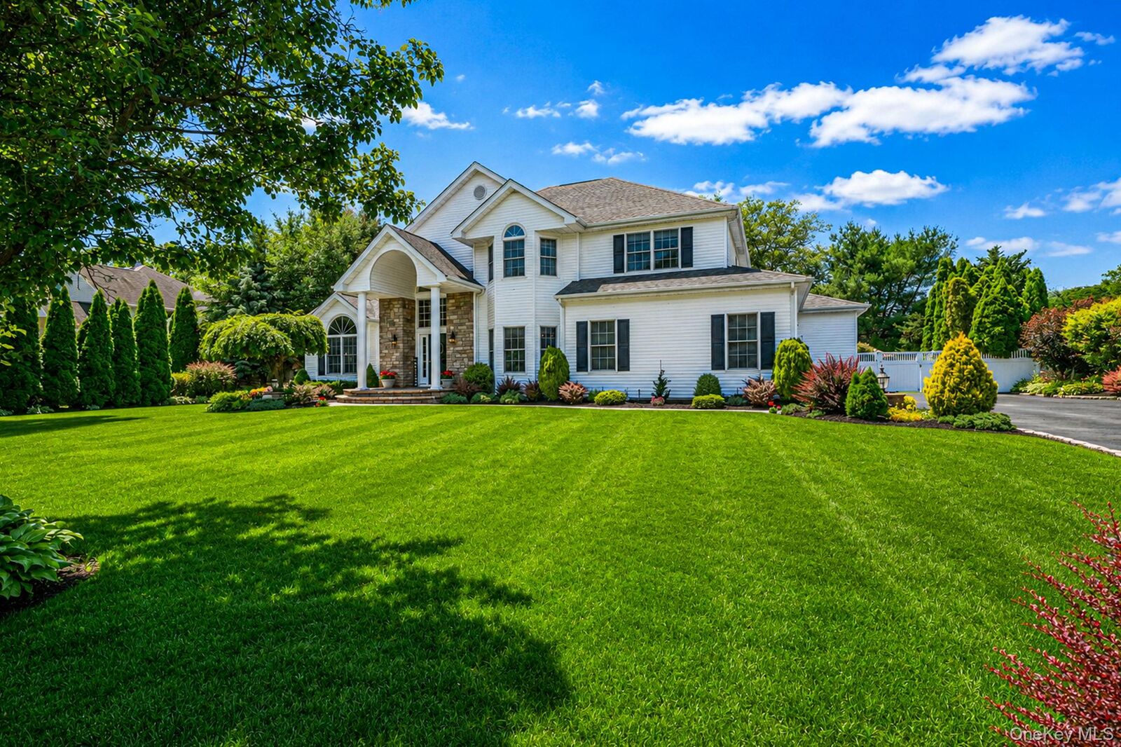 Property Photo:  10 Park View Lane  NY 11755 