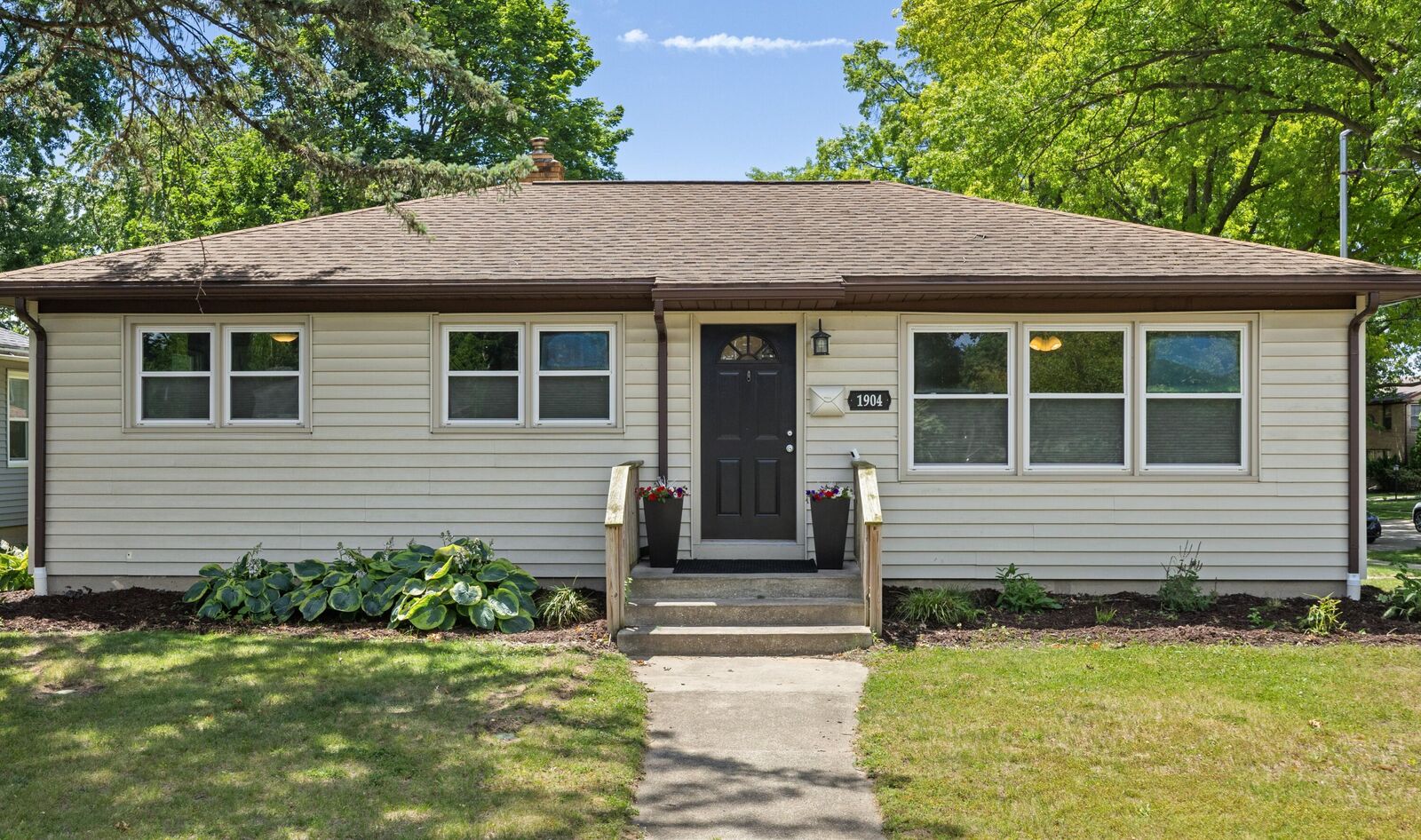 Property Photo:  1904 Griggs Street SE  MI 49506 