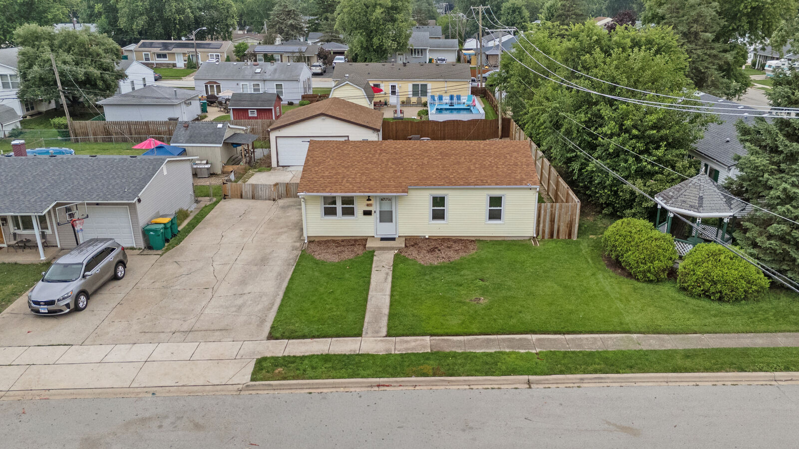 Property Photo:  401 Kenyon Avenue  IL 60446 