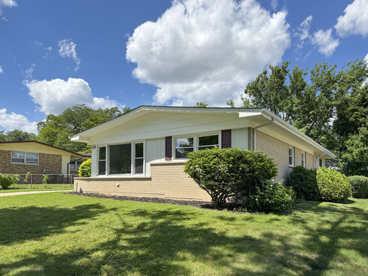 Property Photo:  220 N Park Drive  IL 60425 