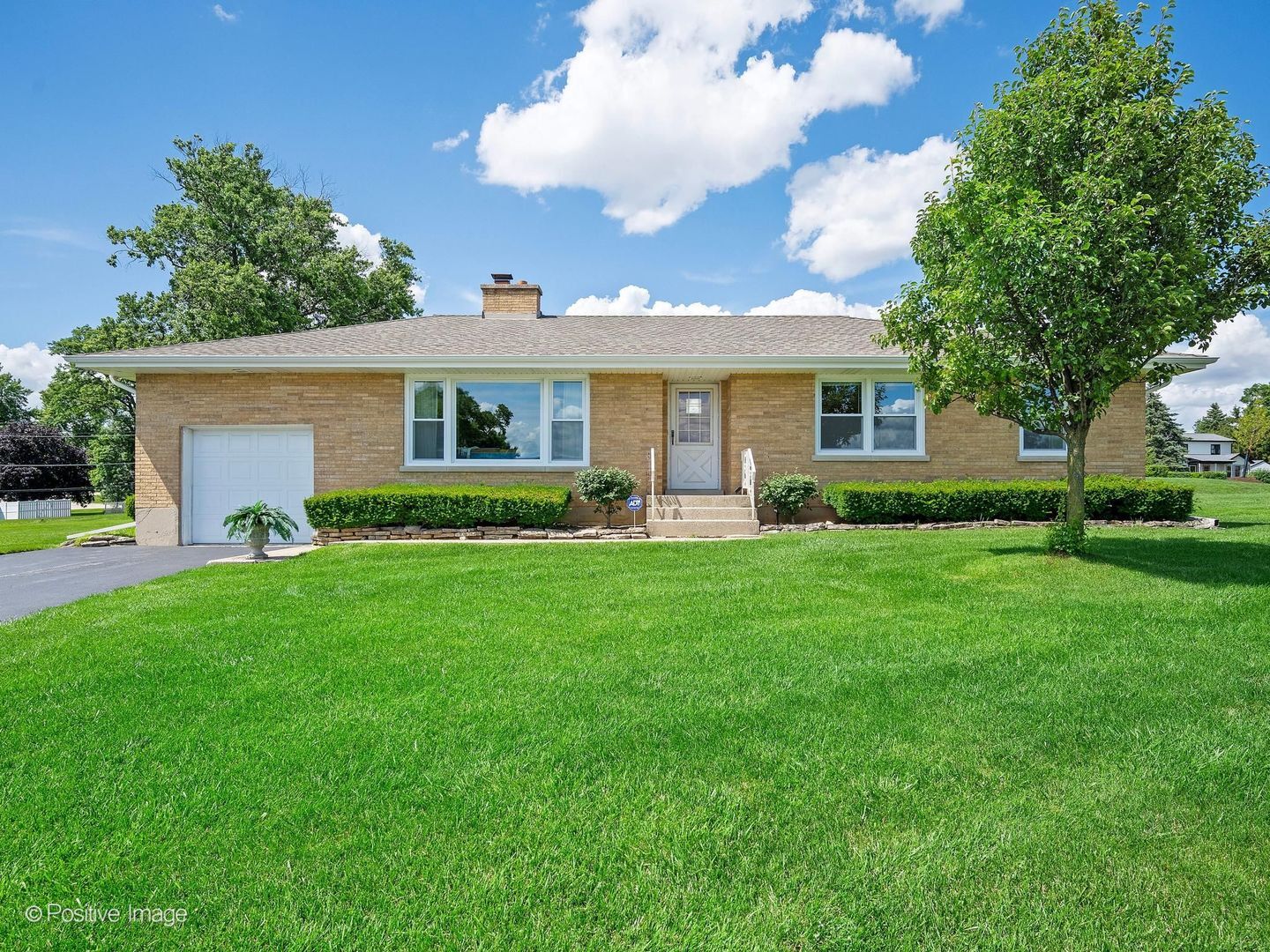 Property Photo: 6950 Hillsdale Road IL 60525