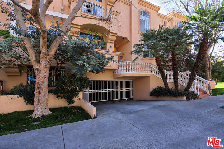 Property Photo: 11112 La Maida Street 14 CA 91601
