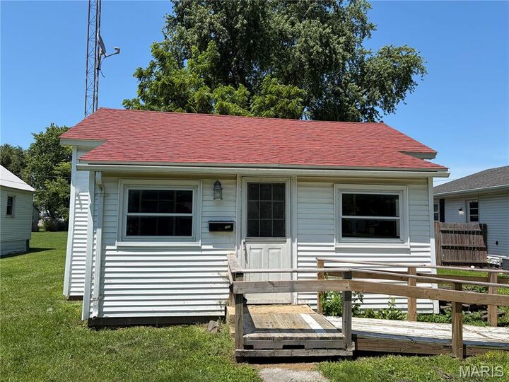 Property Photo:  117 S Grant Street  IL 62056 