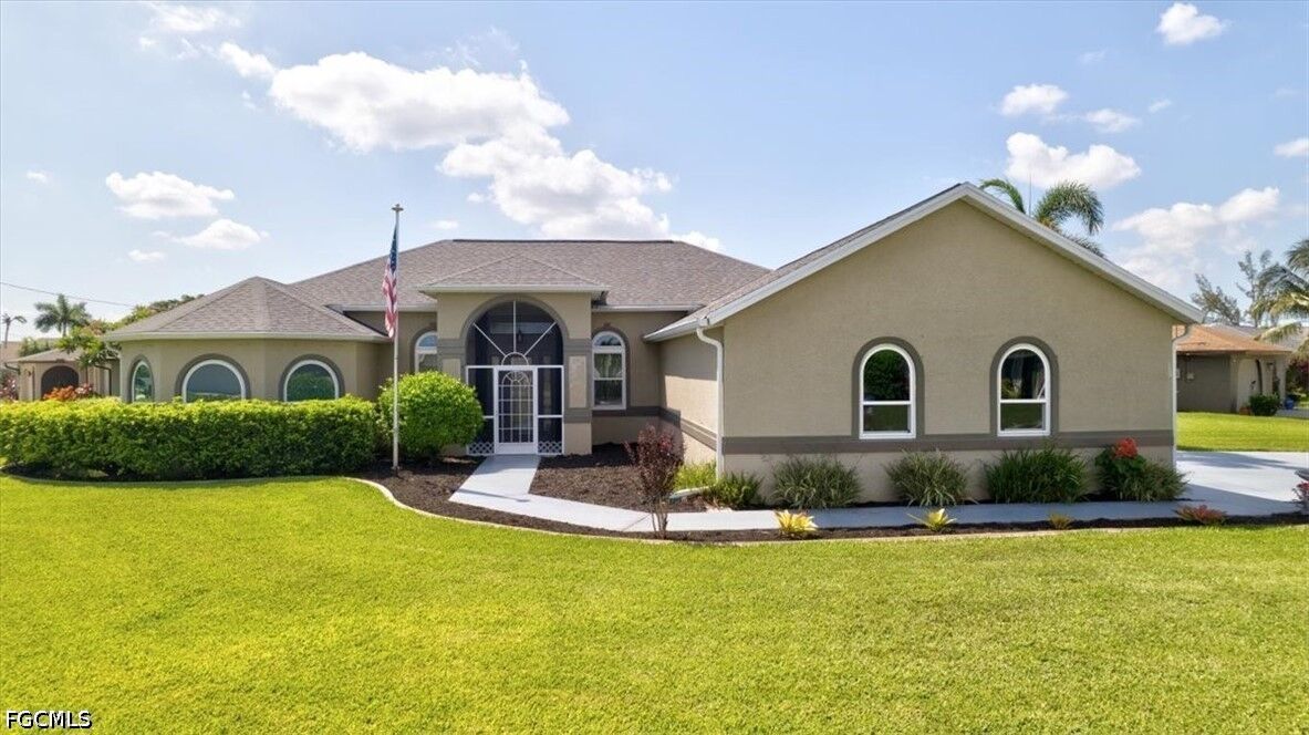 Property Photo: 420 SE 32nd Street FL 33904