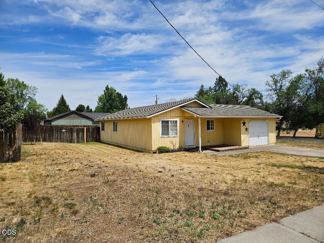 Property Photo:  2411 SW Umatilla Avenue  OR 97756 