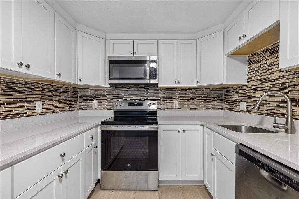 Property Photo:  33 Lodgen Ct 2D  MA 02148 