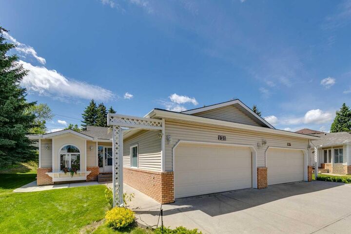 Property Photo:  131 Shawnee Manor SW  AB T2Y 1W7 