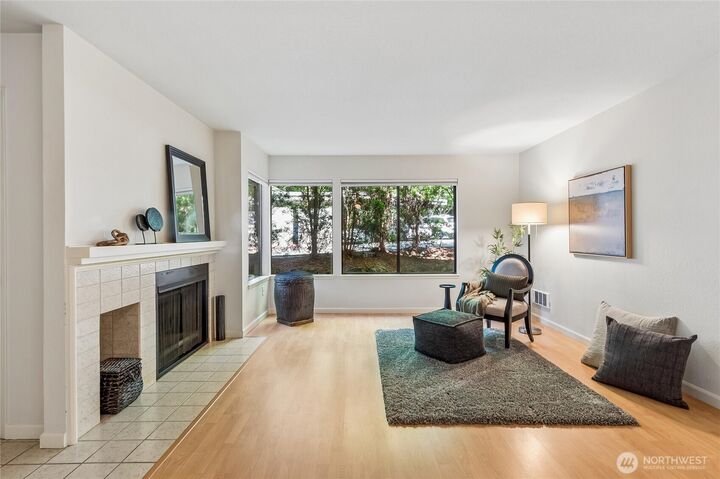 Property Photo:  1354  Bellevue Way NE 3  WA 98004 
