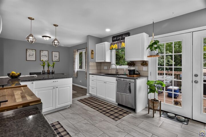 Property Photo:  4325 SE 25th Ter  KS 66605 