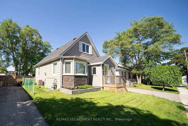Property Photo: 32 Elmwood Avenue ON N3R 2J8