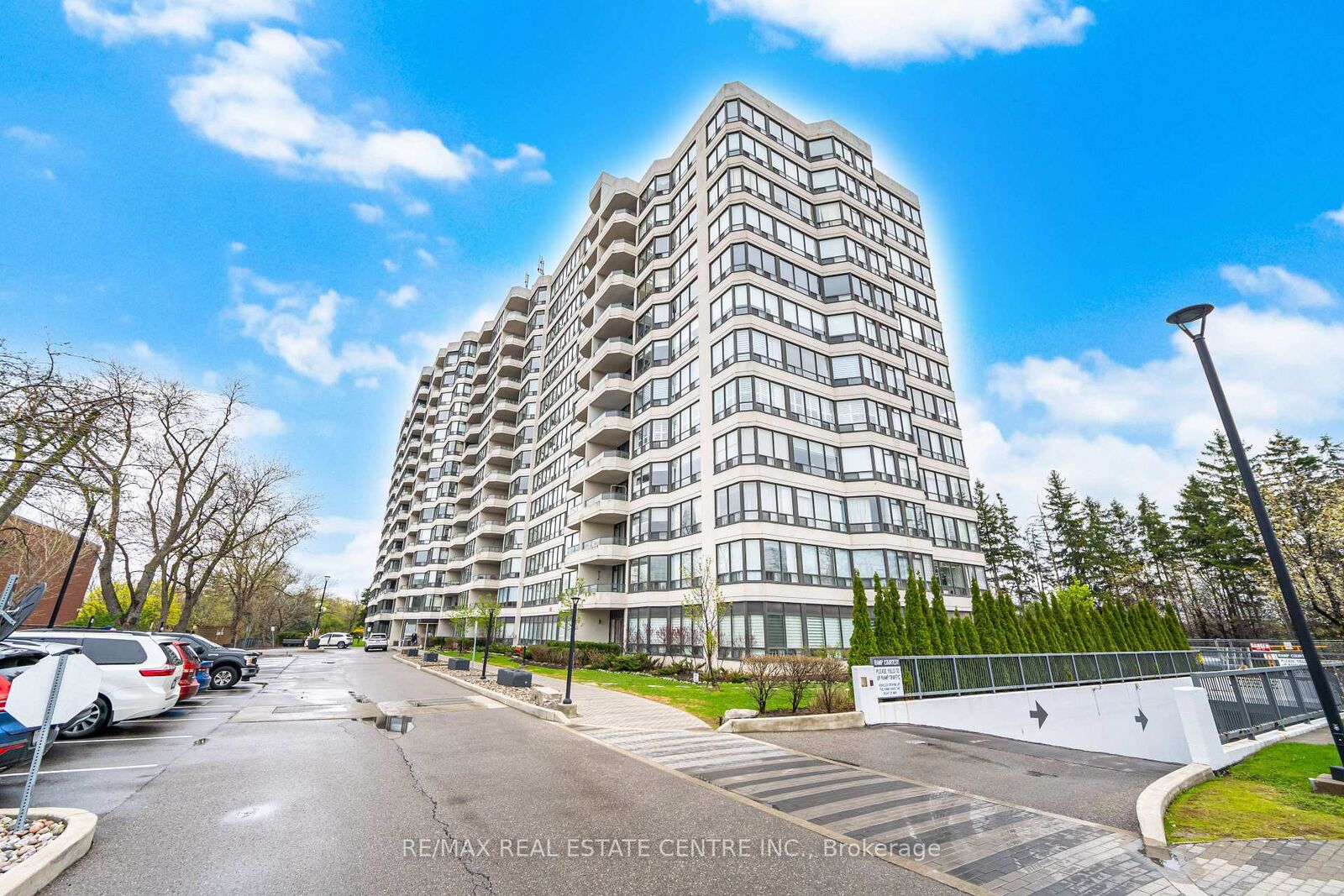 Property Photo: 8501 Bayview Avenue 1414 ON L4B 3J7