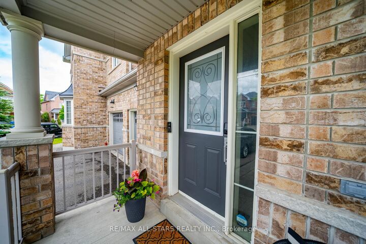 Property Photo: 85 Vera Lynn Crescent ON L4A 0X4
