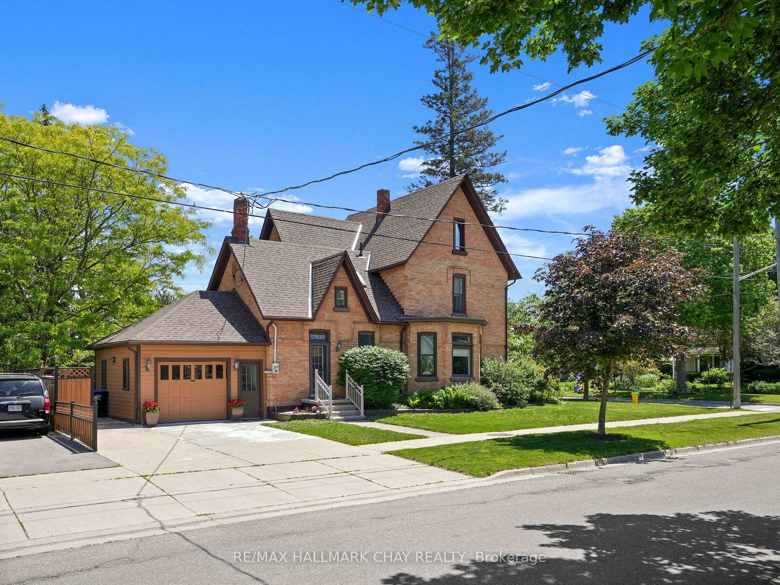 Property Photo: 102 Wellington Street E ON L9R 1G7