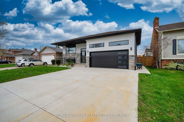 Property Photo: 33 West Farmington Drive ON L2S 3S3