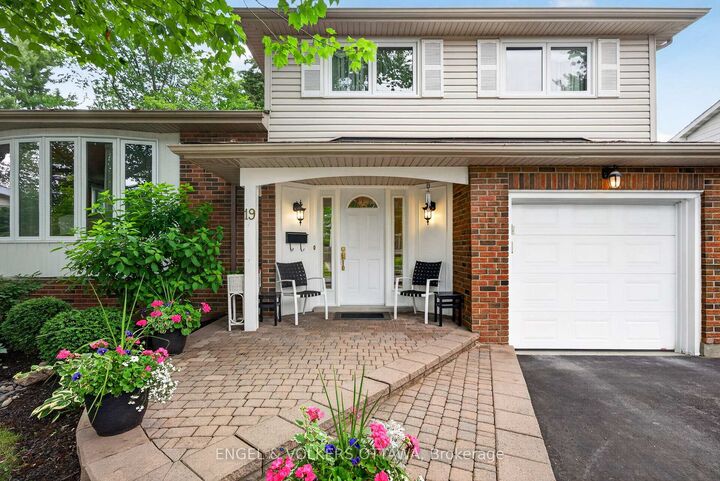 Property Photo:  19 Woodhill Crescent  ON K1B 3B7 