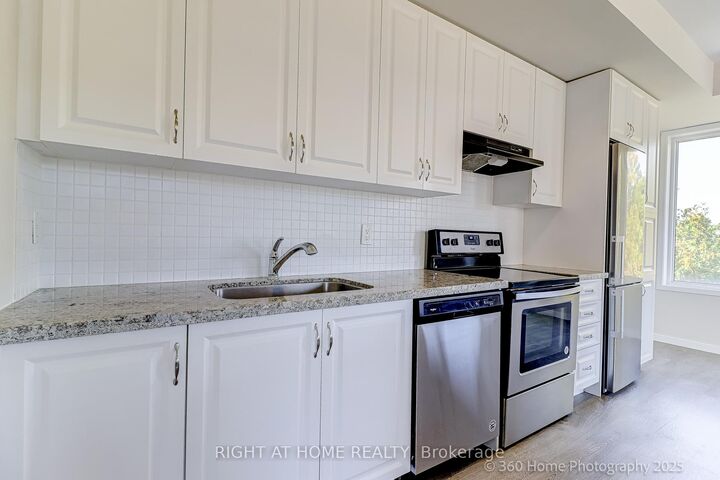 Property Photo:  200 Alex Gardner Circle 28  ON L4G 3G5 