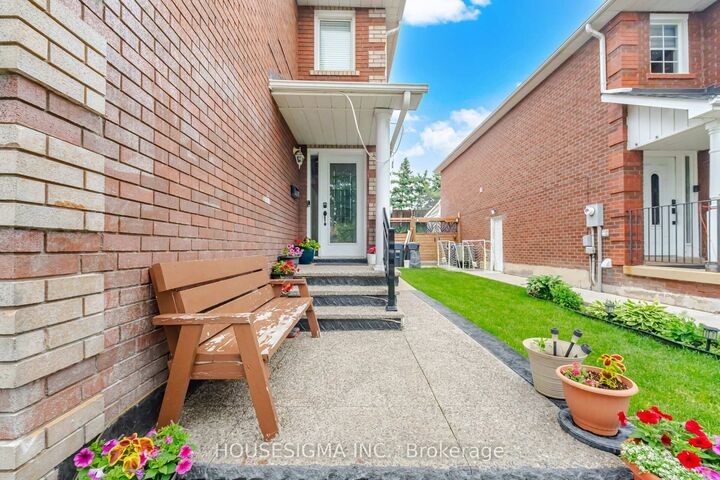 Property Photo: 62 Ravenscliffe Court ON L6X 4N9