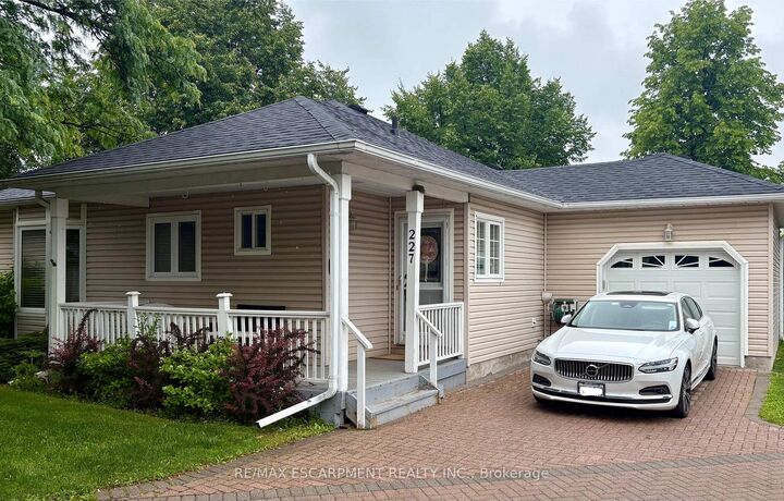 227 Silverbirch Boulevard — photo 1