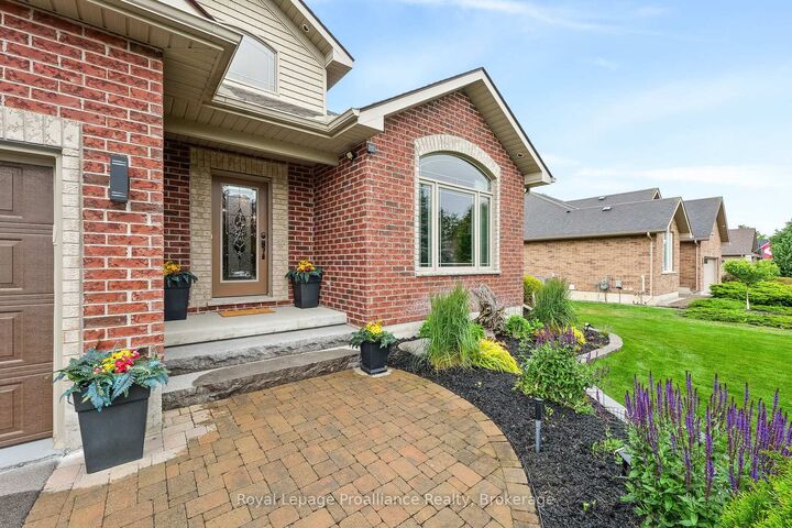 Property Photo:  13 Algonquin Avenue  ON K0K 1H0 