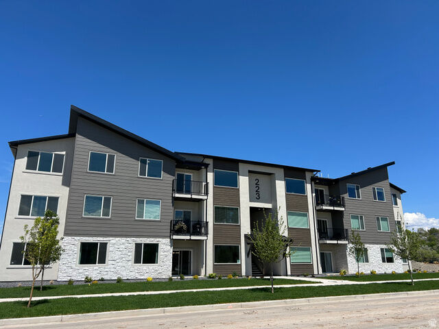 Property Photo: 287 E Volunteer S 9-303 UT 84660