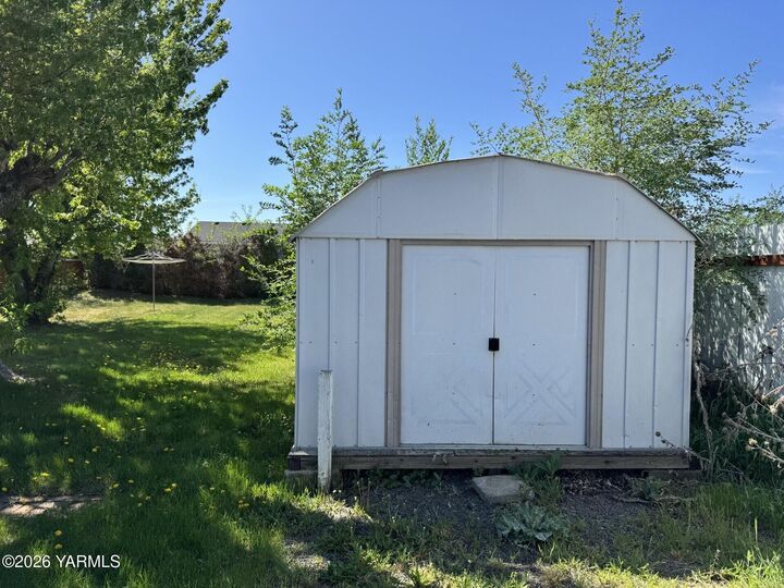 Property Photo: 708 N 24th Ave WA 98902