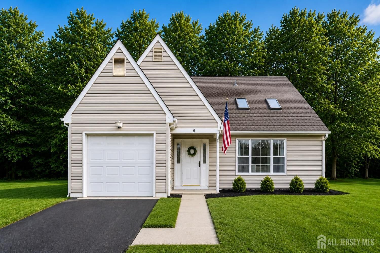 Property Photo:  5 Chamberlain Court  NJ 08857 