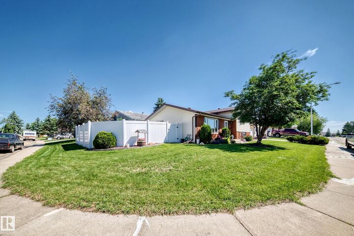Property Photo:  11708 138 Avenue NW  AB T5X 3P4 