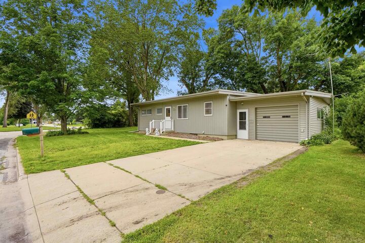 Property Photo:  720 SE 4th Street  IA 50677 