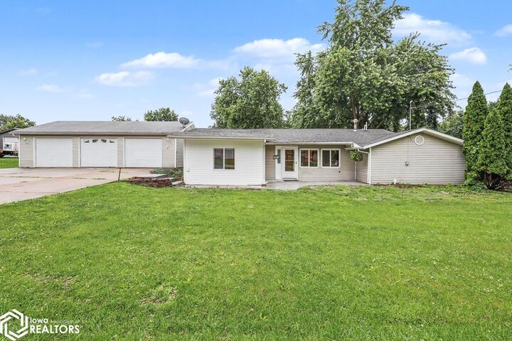 Property Photo:  904 6th Avenue E  IA 52531 