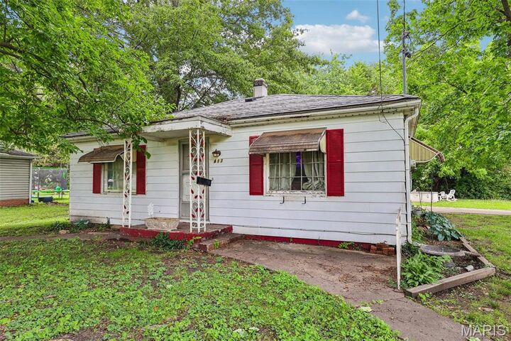 Property Photo:  417 E Saint John Street  IL 62056 
