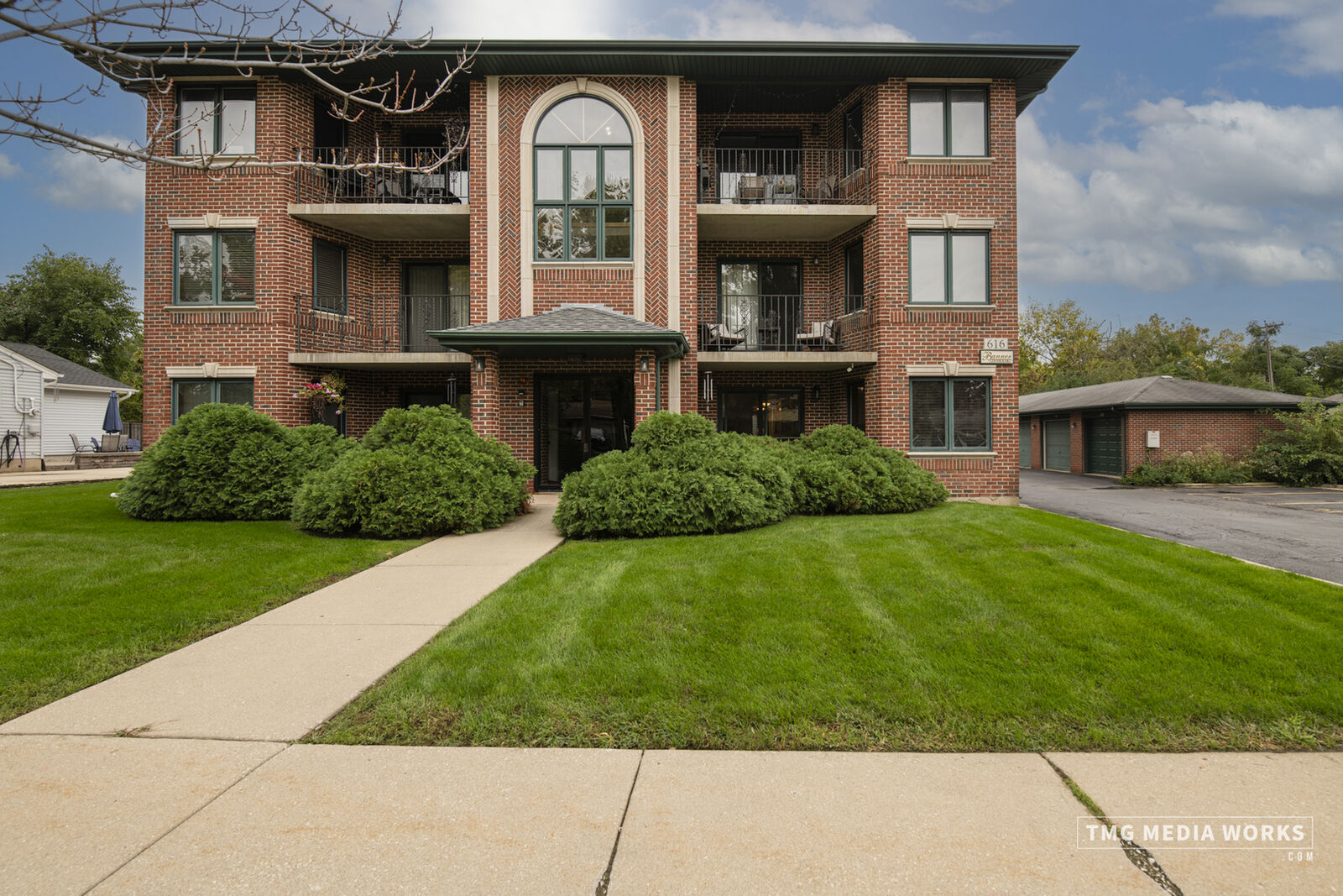 Property Photo:  616 E 5th Avenue 101  IL 60563 
