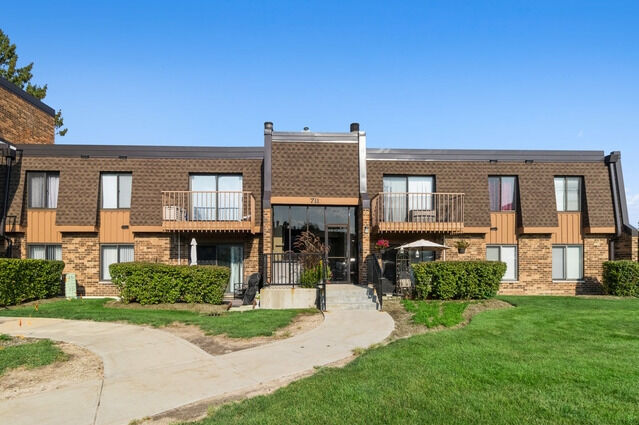 Property Photo:  711 Tipperary Court 2D  IL 60193 