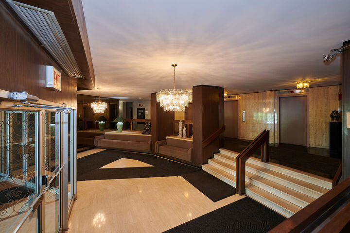 Property Photo: 7061 N Kedzie Avenue 913 IL 60645