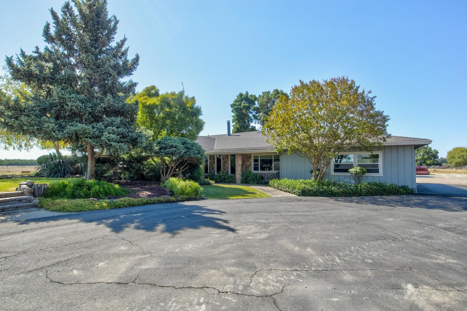 Property Photo:  22110 E Milton Road  CA 95236 