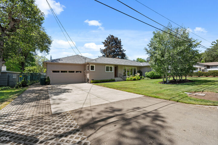 Property Photo:  134 White Oak Drive  OR 97504 