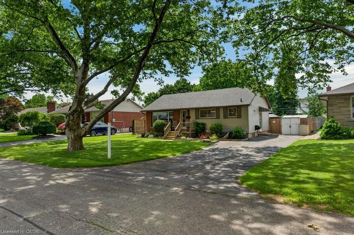 Photo de la propriété:  15 Roxanne Drive  ON L2M 3G8 