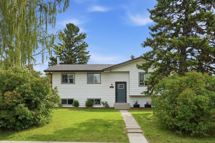 Property Photo:  652 12 Avenue  AB T0M 0N0 
