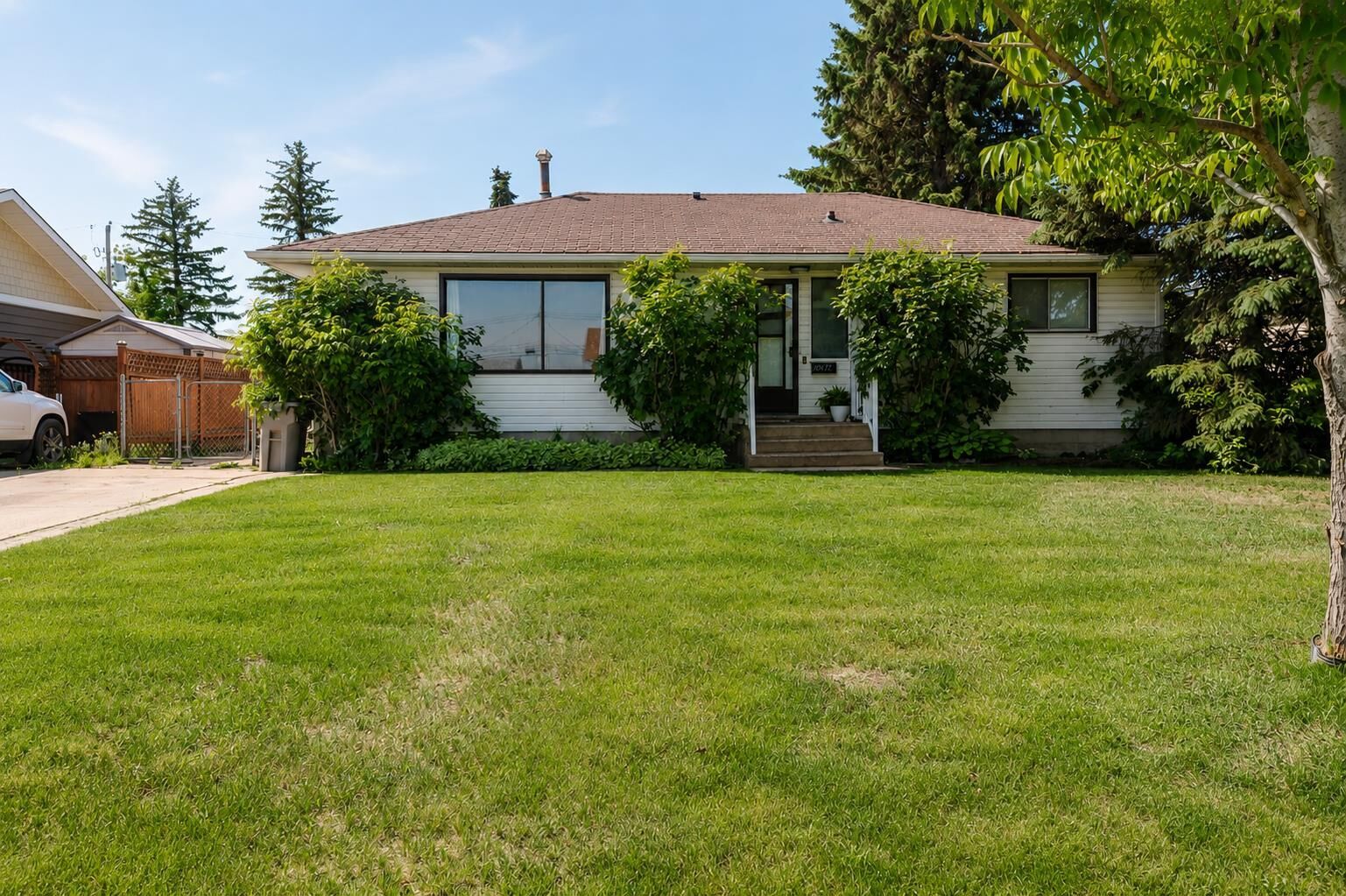 Property Photo:  10415 111 Avenue  AB T8V 1T9 