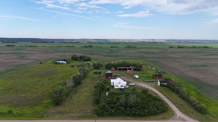 Property Photo:  824058 729 Highway  AB T0H 2A0 